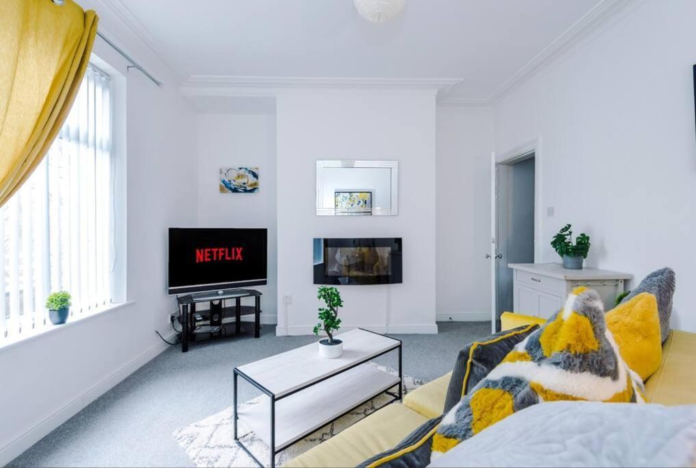 할리팩스 Long Term Offers Message For Prices Sleeps 6 Adults, Contractors, Relocators, Travellers 빌라 외부 사진