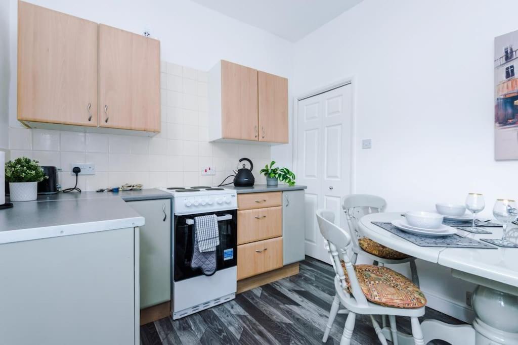 할리팩스 Long Term Offers Message For Prices Sleeps 6 Adults, Contractors, Relocators, Travellers 빌라 외부 사진