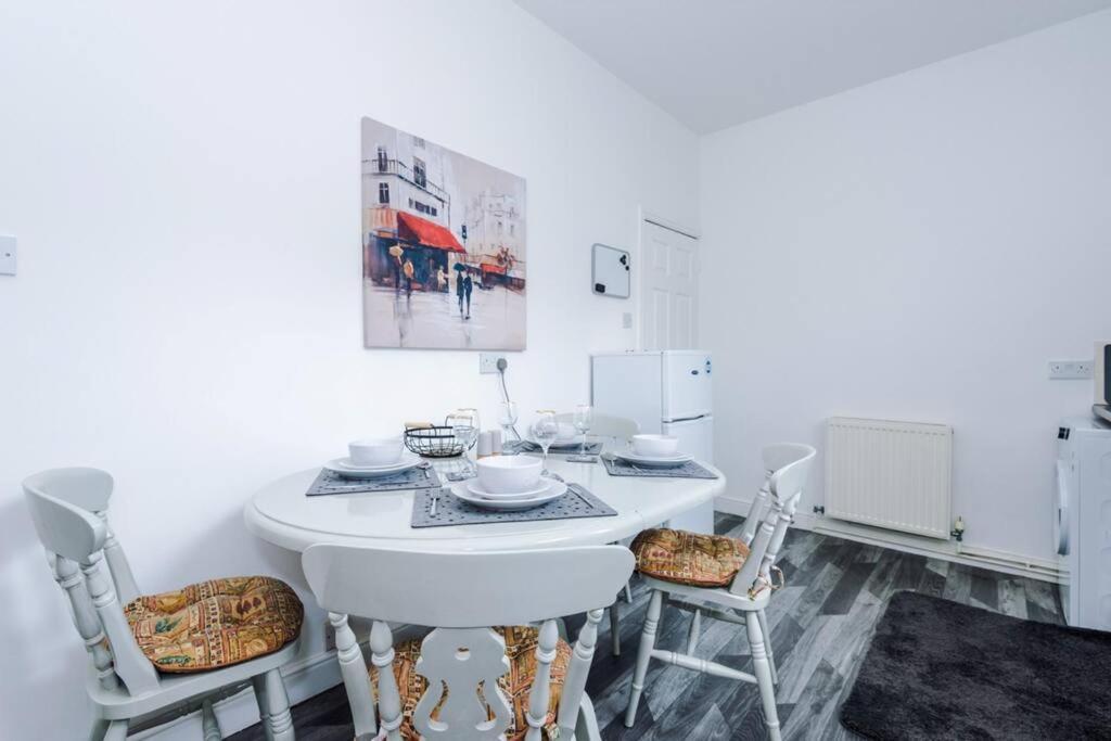 할리팩스 Long Term Offers Message For Prices Sleeps 6 Adults, Contractors, Relocators, Travellers 빌라 외부 사진