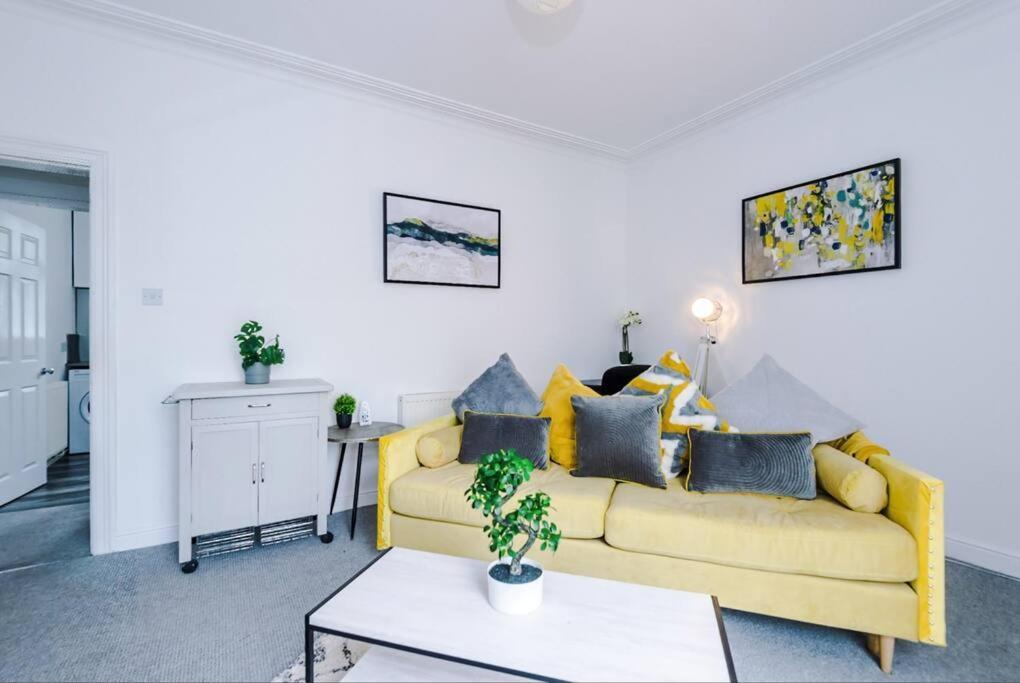 할리팩스 Long Term Offers Message For Prices Sleeps 6 Adults, Contractors, Relocators, Travellers 빌라 외부 사진